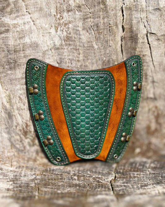 Handgefertigter Leder-Armschutz mit keltischen Knoten – verstellbar & ergonomisch