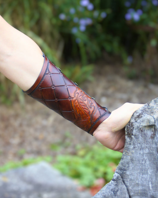 Handgefertigter Leder-Armschutz mit punzierter Feder, ergonomisch und verstellbar