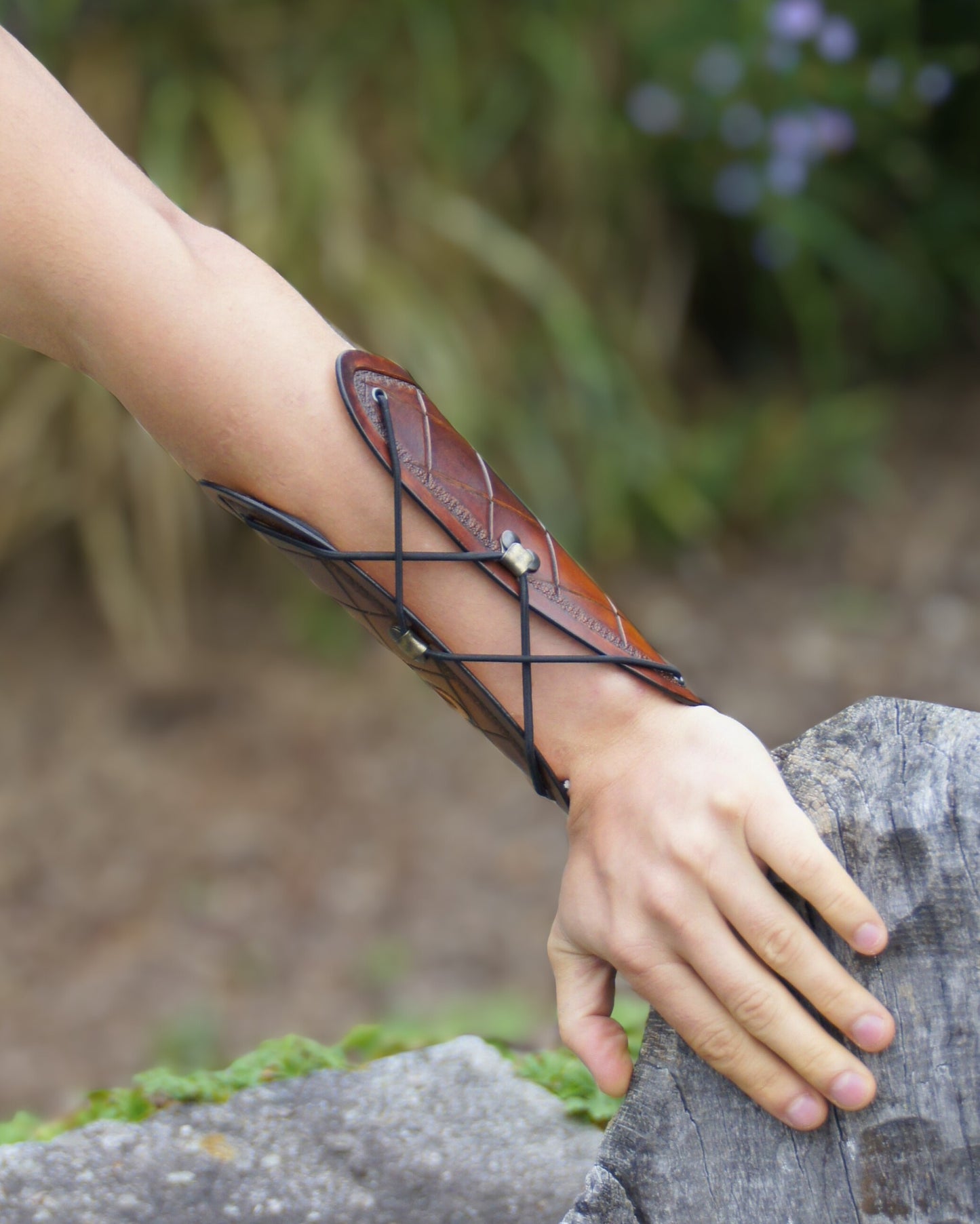 Handgefertigter Leder-Armschutz mit punzierter Feder, ergonomisch und verstellbar