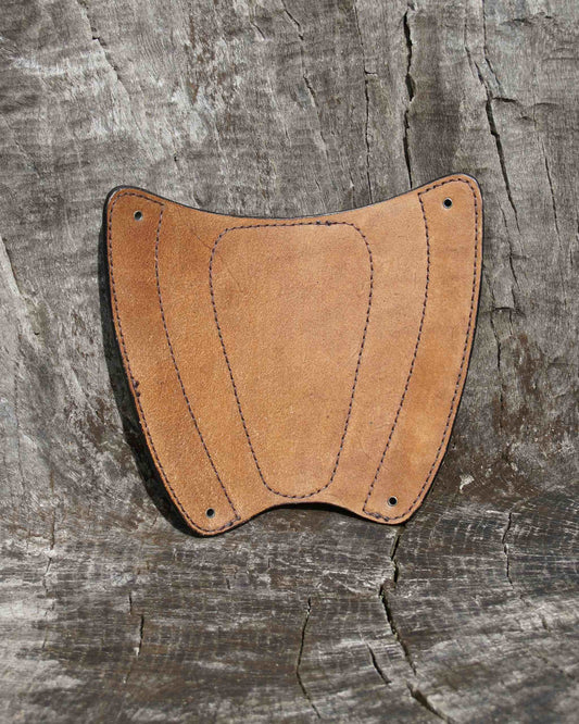 Handgefertigter Leder-Armschutz mit keltischen Knoten – verstellbar & ergonomisch