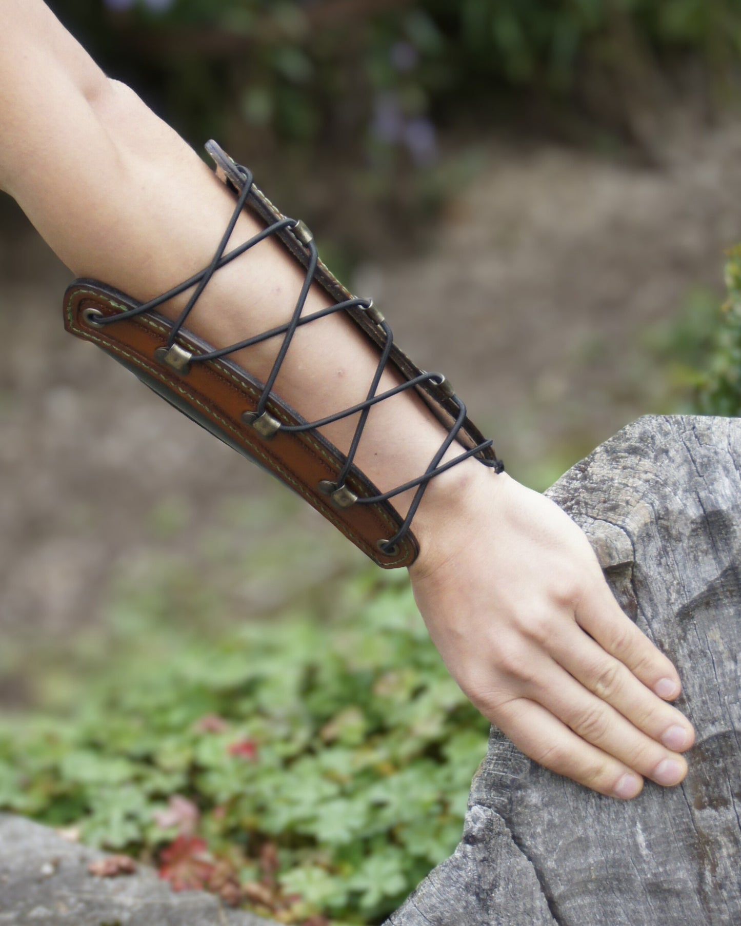 Handgefertigter Leder-Armschutz Korbflechtmuster – verstellbar & ergonomisch