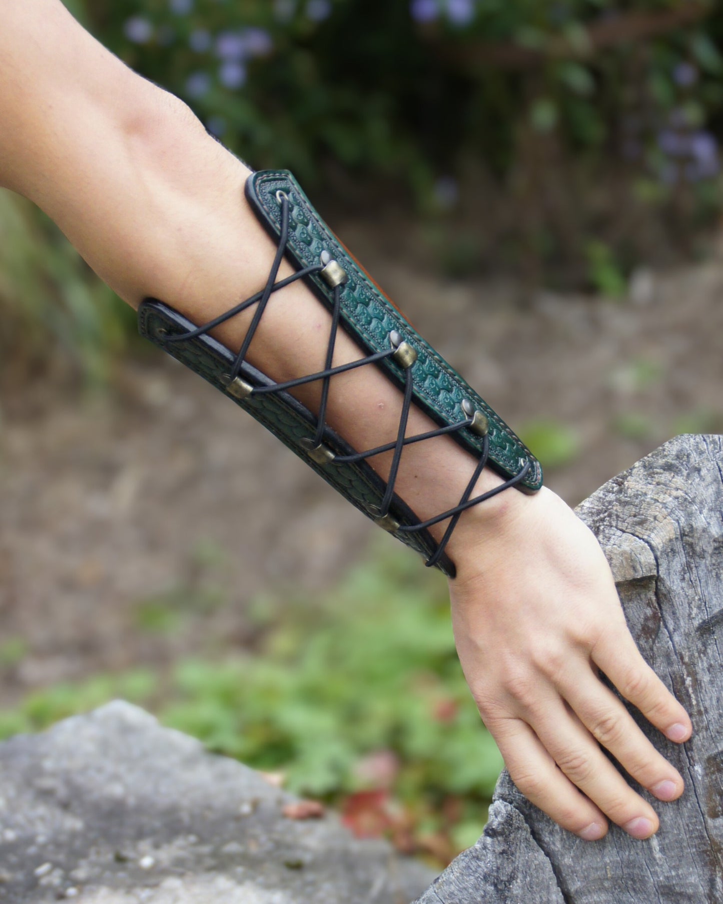 Handgefertigter Leder-Armschutz mit keltischen Knoten – verstellbar & ergonomisch