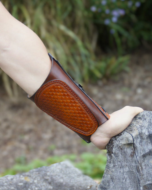 Handgefertigter Leder-Armschutz mit Korbflechtmuster – verstellbar & ergonomisch
