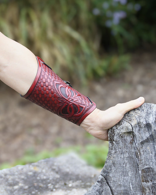 Handgefertigter Leder-Armschutz mit keltischem Schmetterling und Korbflechtmuster