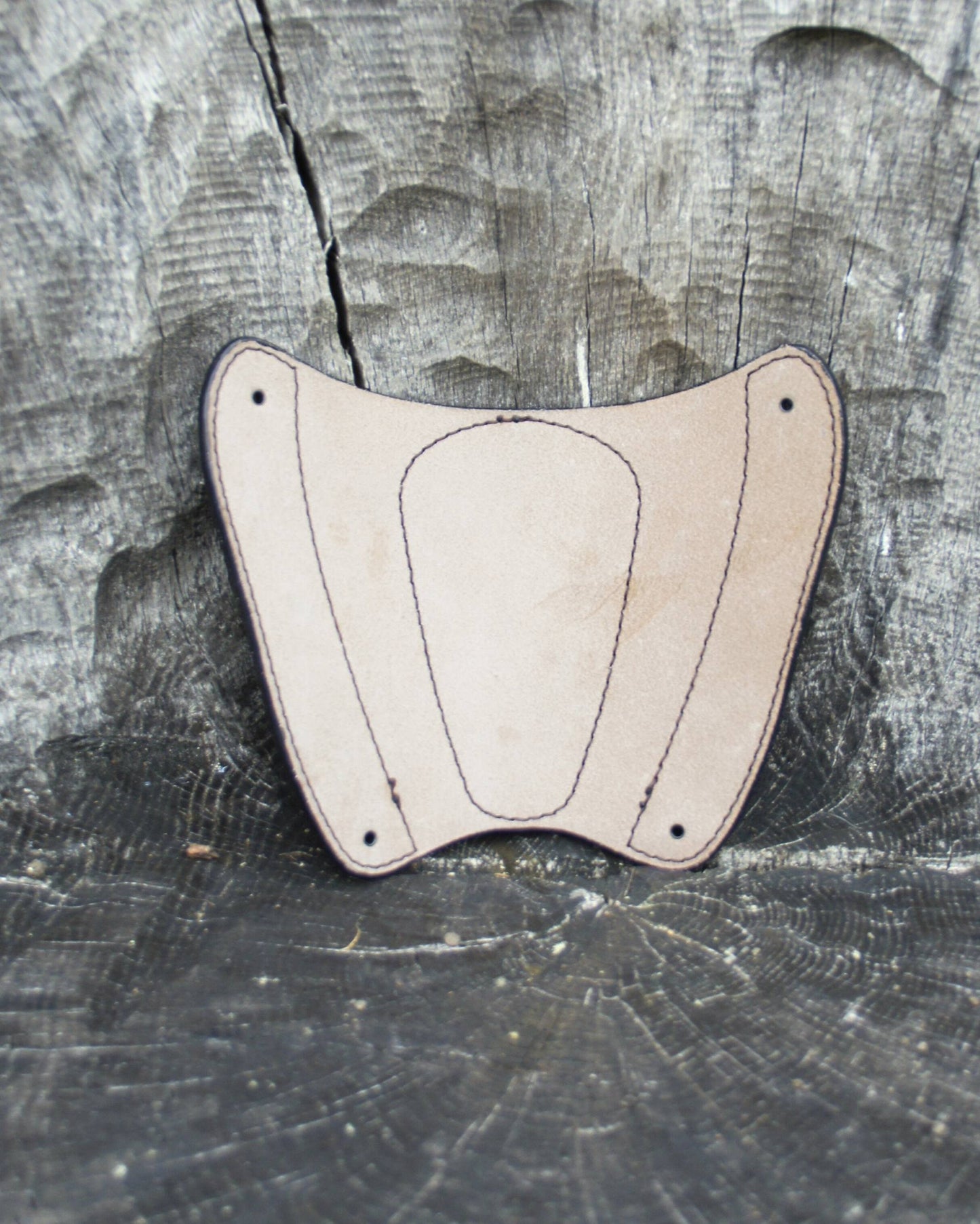 Handgefertigter Leder-Armschutz mit Korbflechtmuster – verstellbar & ergonomisch