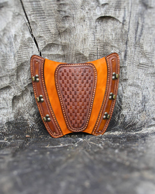 Handgefertigter Leder-Armschutz Korbflechtmuster – verstellbar & ergonomisch