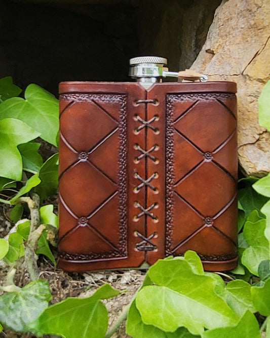 Edelstahl-Flachmann mit handgefertigtem Ledereinband, geziert von einem keltischen Knoten