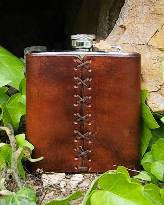 Edelstahl-Flachmann mit handgefertigtem Ledereinband, geziert von Pferd und Feder