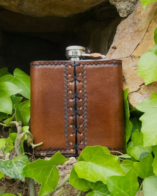 Edelstahl-Flachmann mit handgefertigtem Ledereinband, geziert von einer Rose