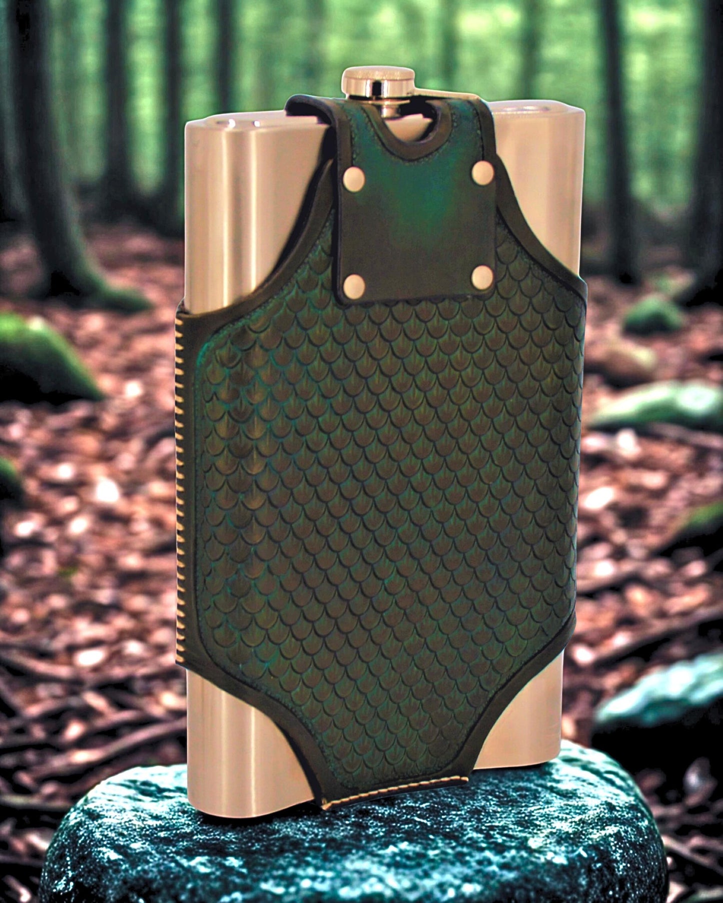 XXL-Edelstahl-Flachmann 1,8 Liter mit handgefertigtem Ledereinband, geziert von einem Rothirsch