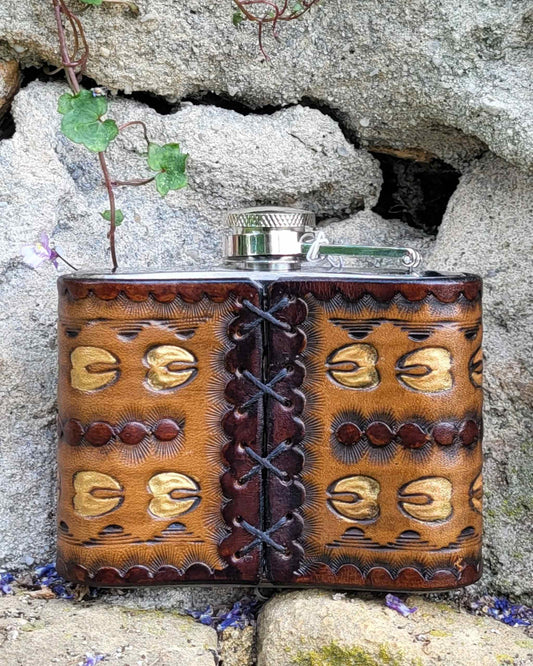 Edelstahl-Flachmann mit handgefertigtem Ledereinband, geziert von Alpenwild-Symbolen