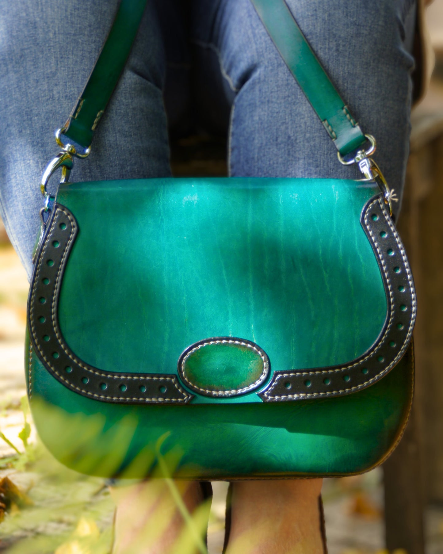 Handgemachte Umhängetasche aus Leder - in einzigartigem Grün
