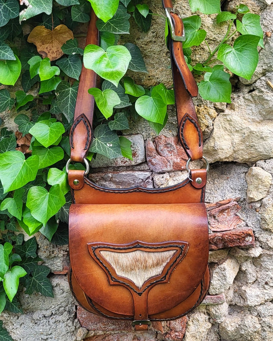 Handgefertigte Leder-Umhängetasche im Jagdstil – mit Fell-Inlay