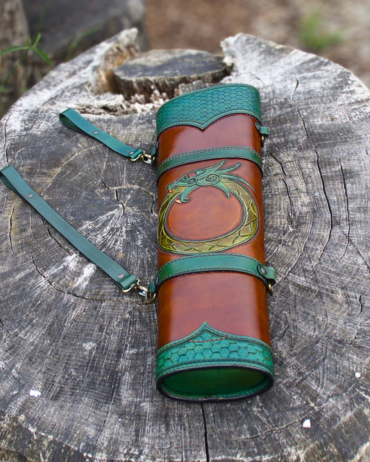 Traditioneller Leder-Köcher – handgefertigt mit Punzierung -  keltischer Drache