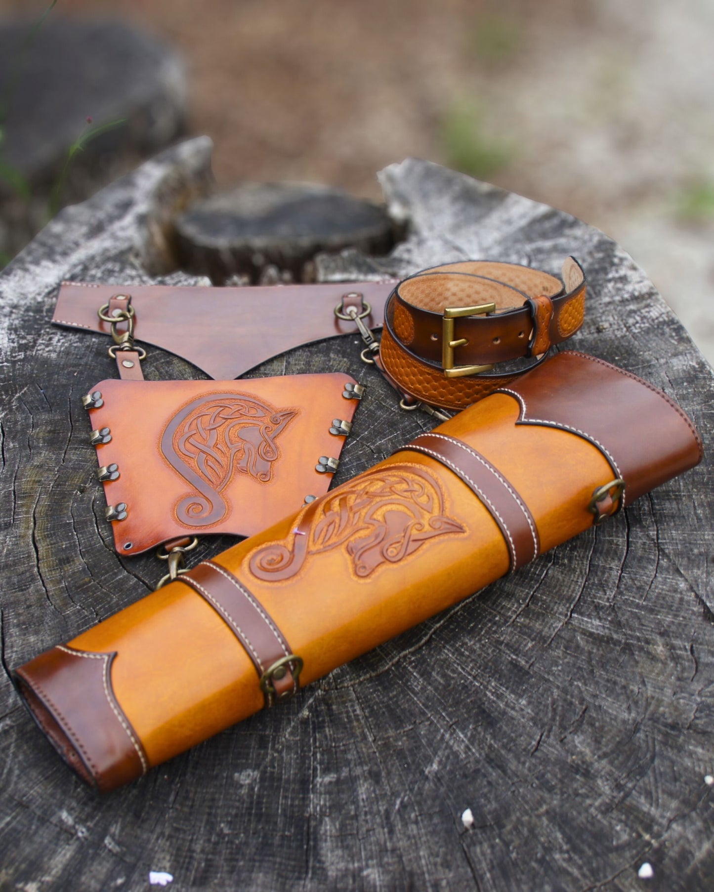 Handgefertigter Leder-Armschutz mit keltischem Wolf, verstellbar und ergonomisch