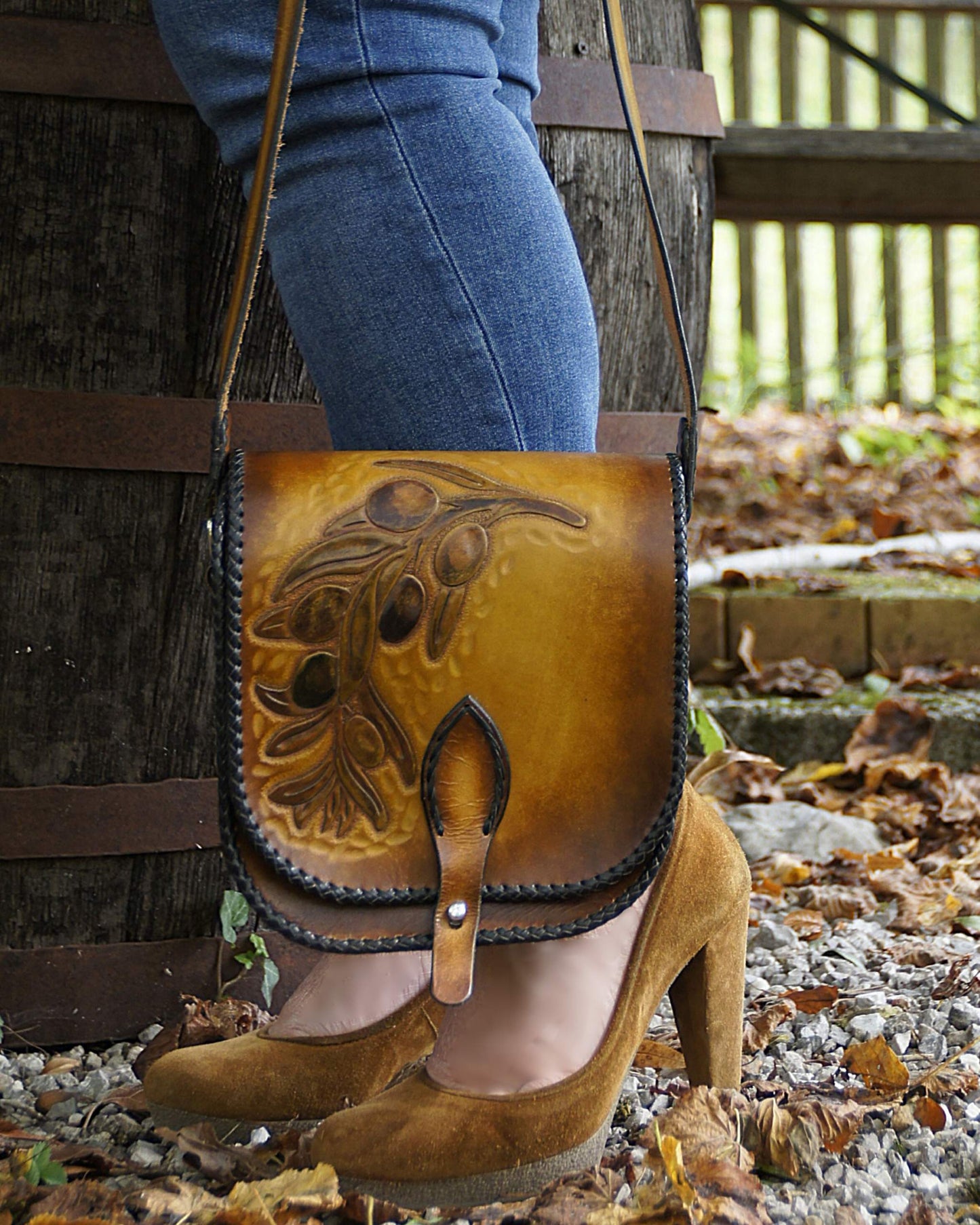 Handgemachte, rustikale Leder-Umhängetasche – Olivenzweig Motiv