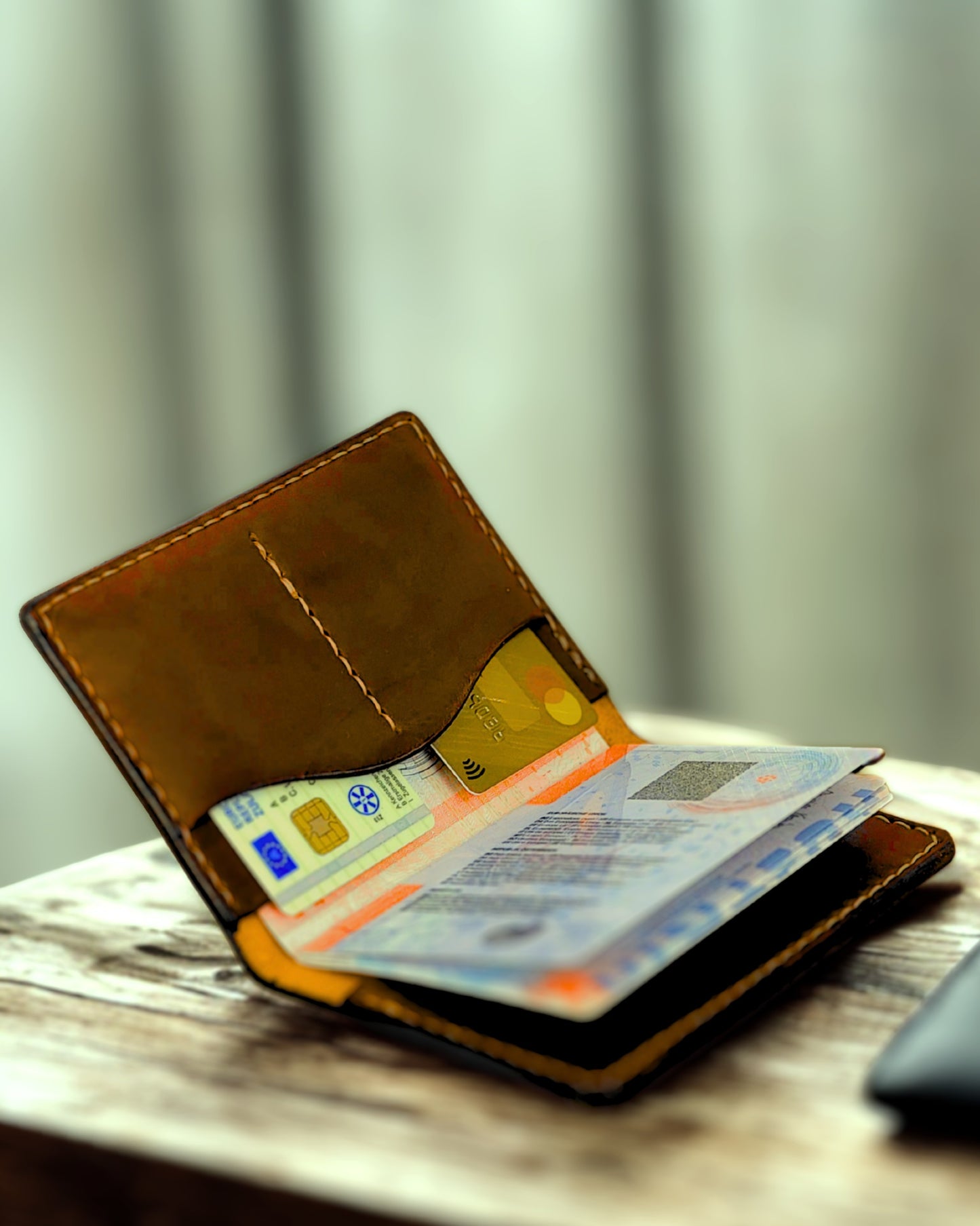 Handgefertigte Lederhülle für Reisepass