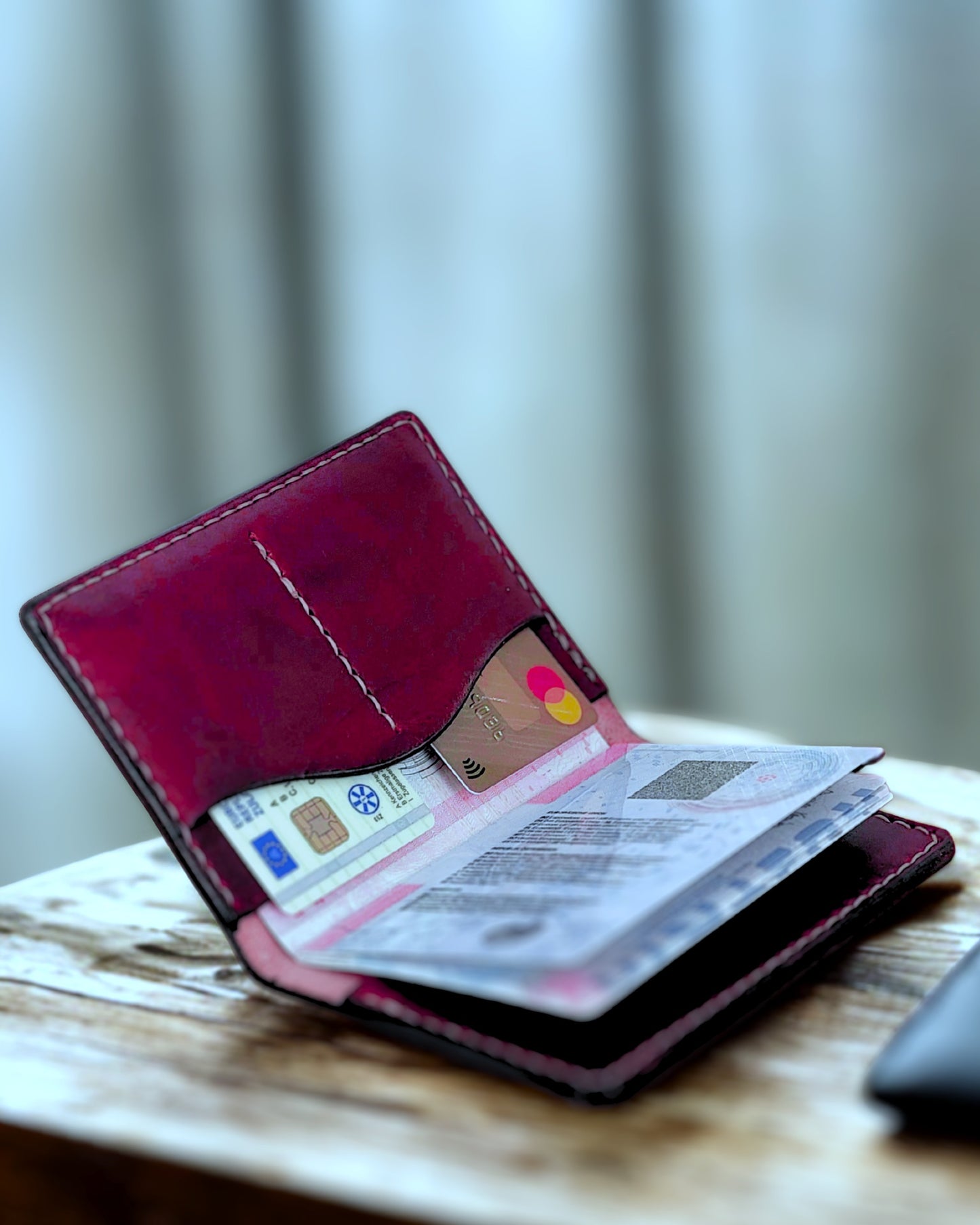 Handgefertigte Lederhülle für Reisepass