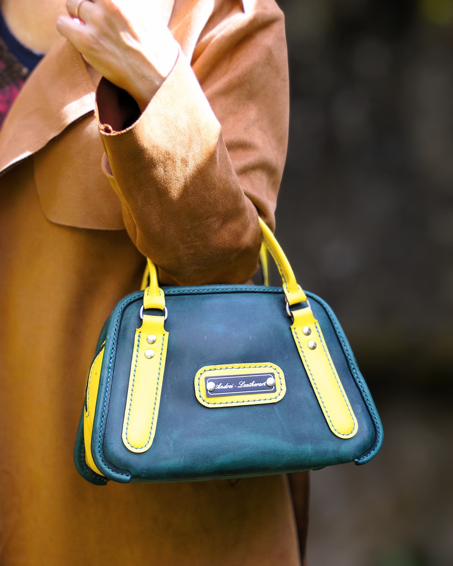 Handgemachte Lederhandtasche, Mini Bowling Bag, sportlich - elegantes Design