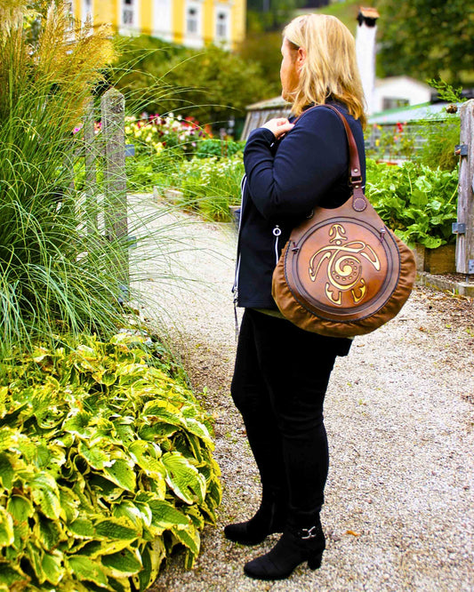 Handgefertigte Boho Umhängetasche, rund mit Schildkröten-Prägung