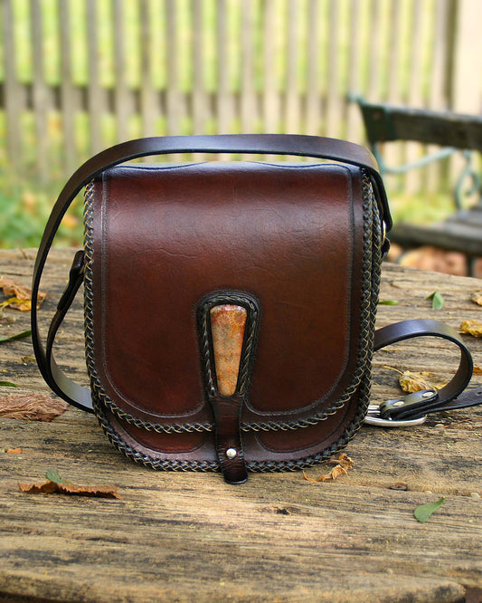 Handgemachte, rustikale Leder-Umhängetasche mit fossilen Korallen