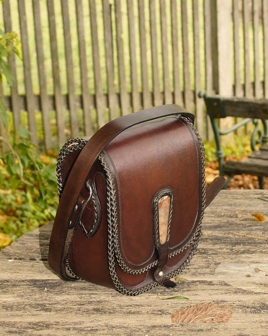 Handgemachte, rustikale Leder-Umhängetasche mit fossilen Korallen