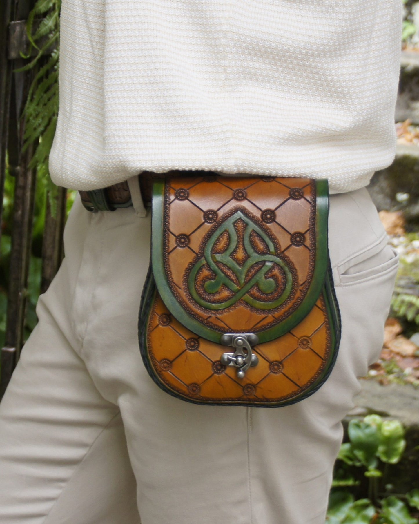 Handgefertigte Gürteltasche aus Leder mit keltischem Motiv