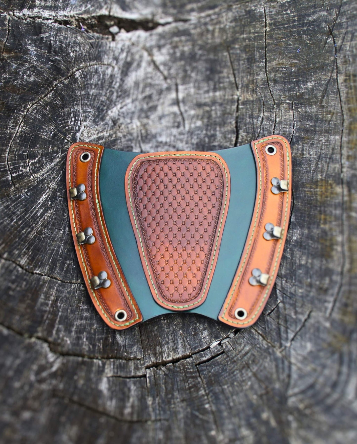 Handgefertigter Leder-Armschutz Korbflechtmuster – verstellbar & ergonomisch