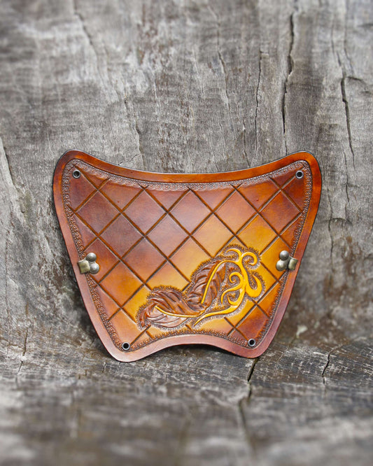 Handgefertigter Leder-Armschutz mit punzierter Feder, ergonomisch und verstellbar