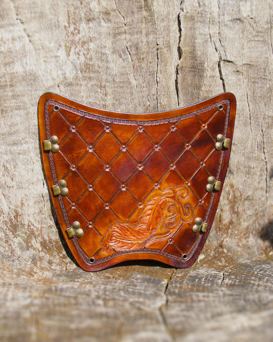 Handgefertigter Leder-Armschutz mit punzierter Feder, ergonomisch und verstellbar