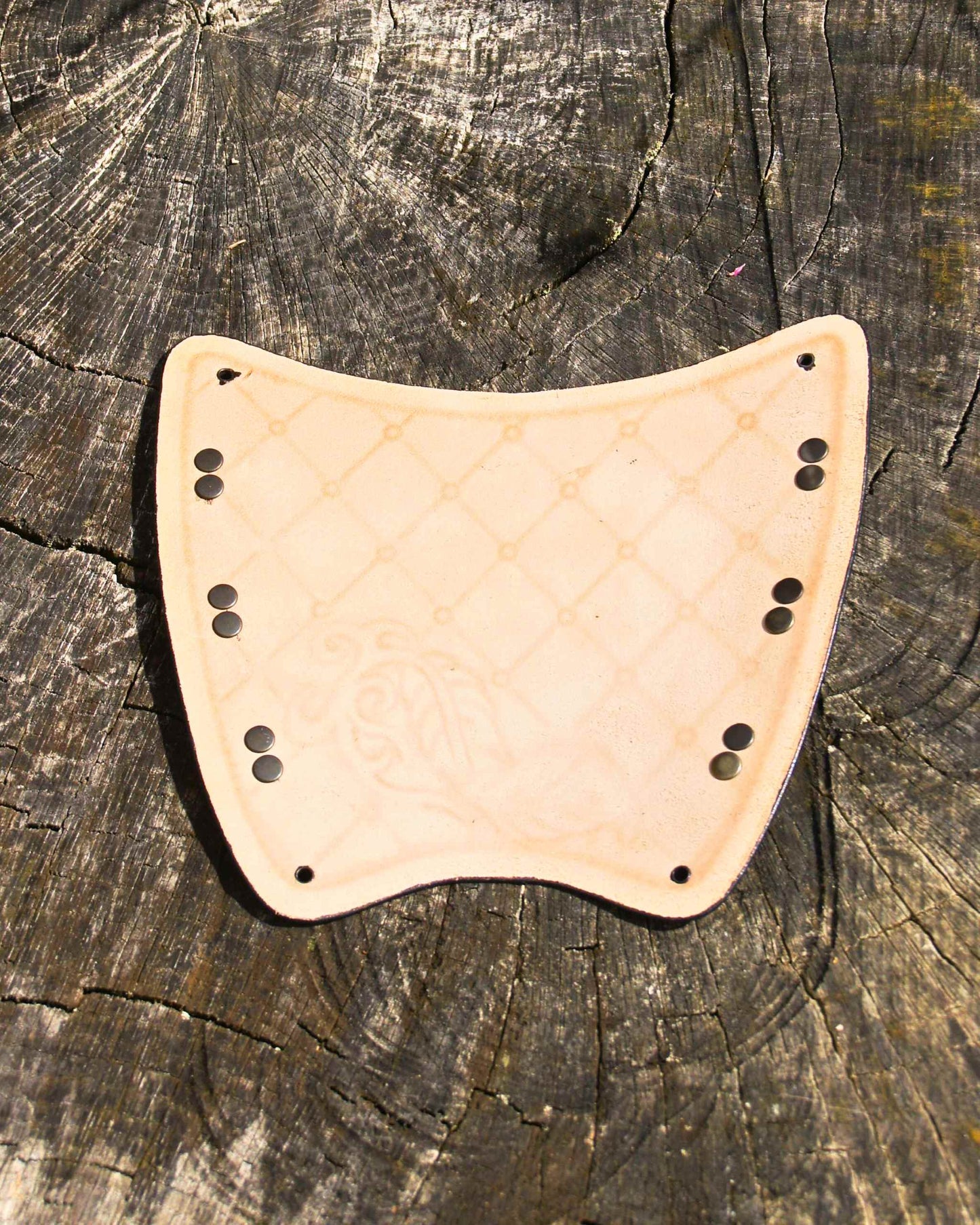 Handgefertigter Leder-Armschutz mit punzierter Feder, ergonomisch und verstellbar