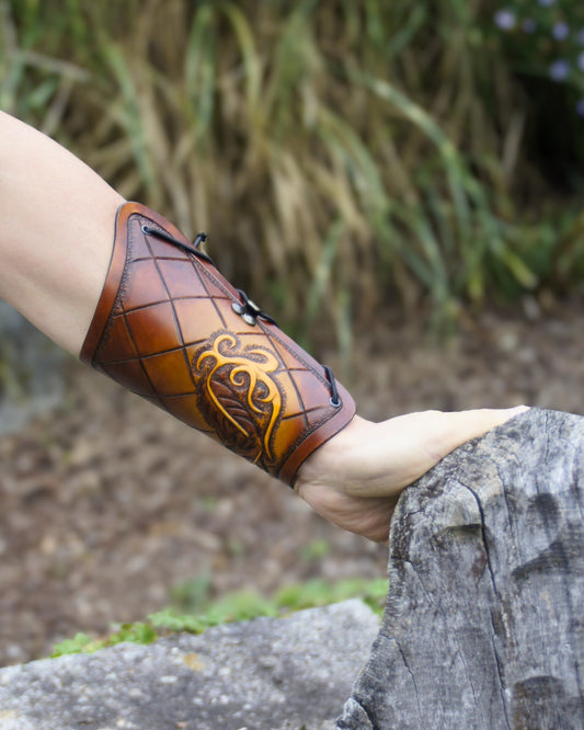 Handgefertigter Leder-Armschutz mit punzierter Feder, ergonomisch und verstellbar