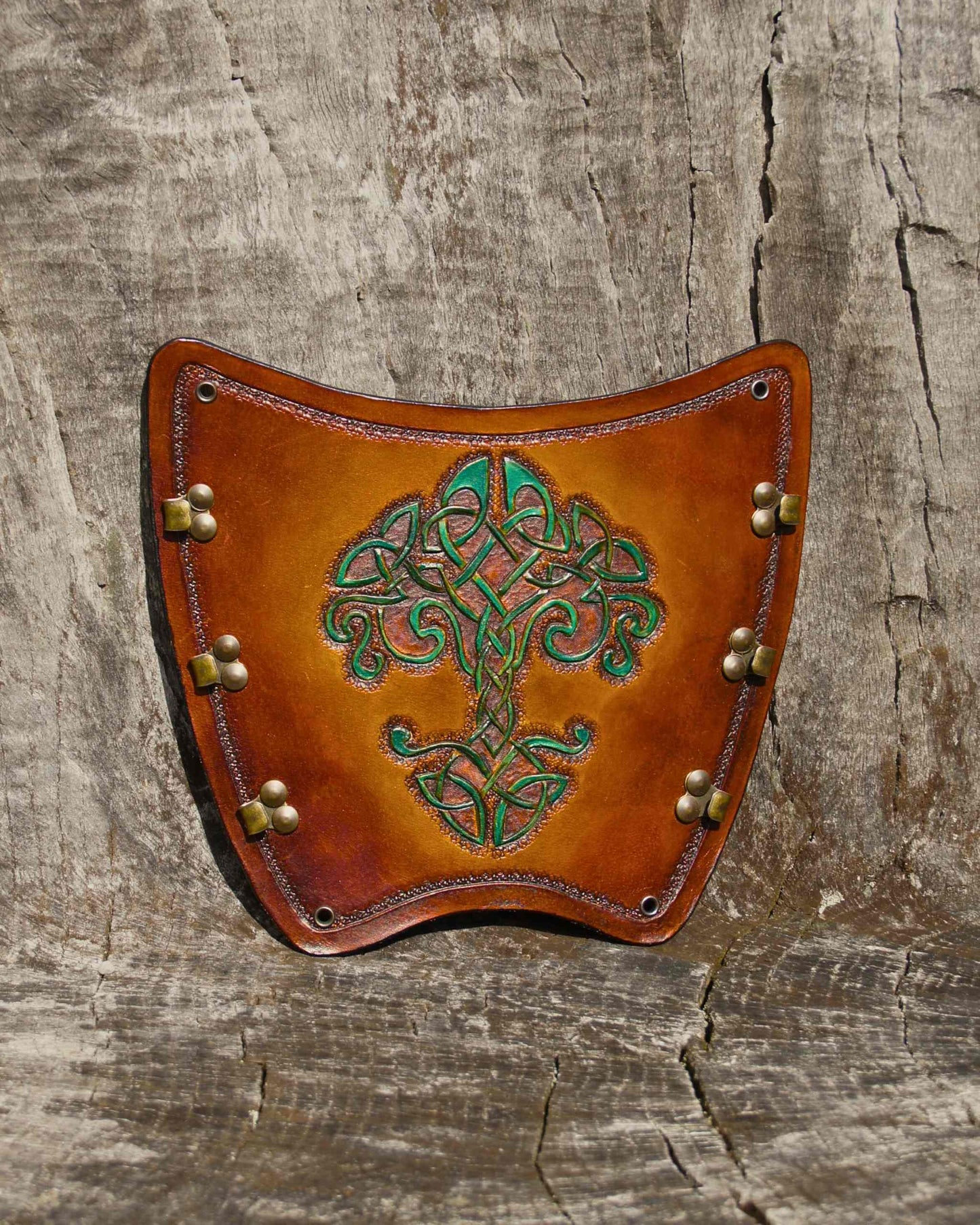Handgefertigter Leder-Armschutz mit keltischem Baum des Lebens, verstellbar und ergonomisch