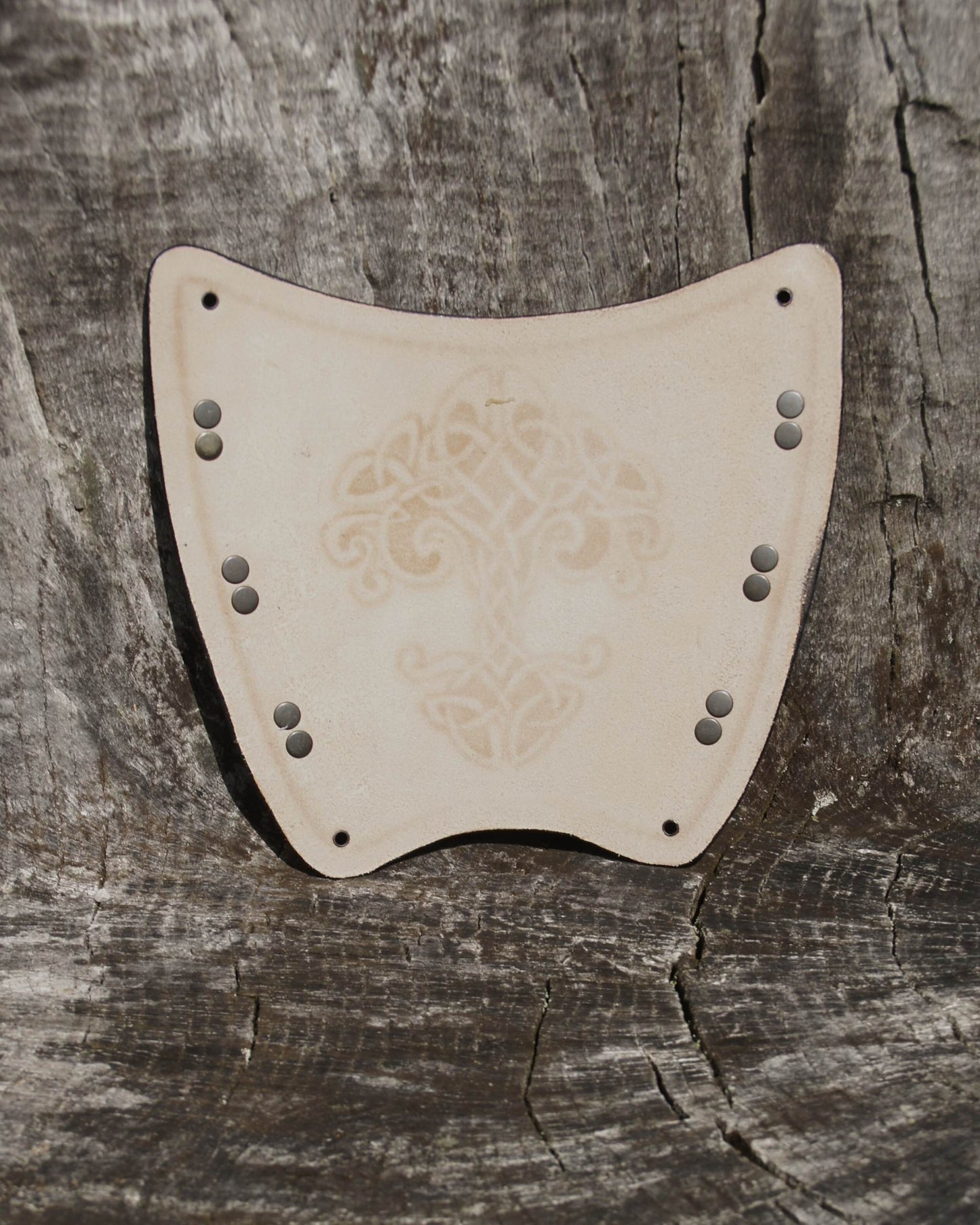 Handgefertigter Leder-Armschutz mit keltischem Baum des Lebens, verstellbar und ergonomisch