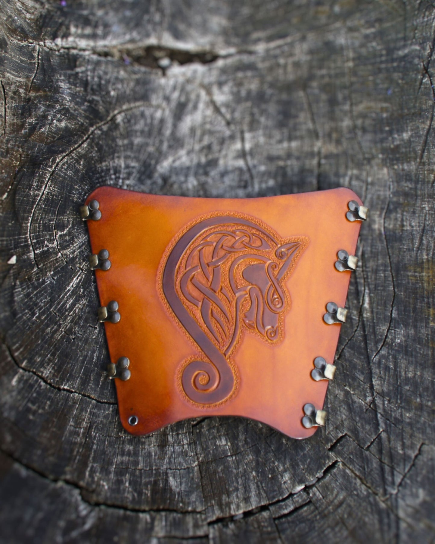 Handgefertigter Leder-Armschutz mit keltischem Wolf, verstellbar und ergonomisch