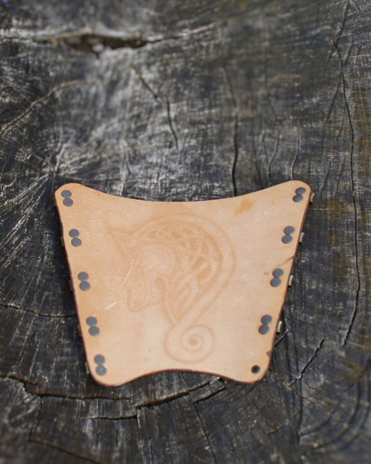 Handgefertigter Leder-Armschutz mit keltischem Wolf, verstellbar und ergonomisch