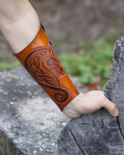 Handgefertigter Leder-Armschutz mit keltischem Wolf, verstellbar und ergonomisch