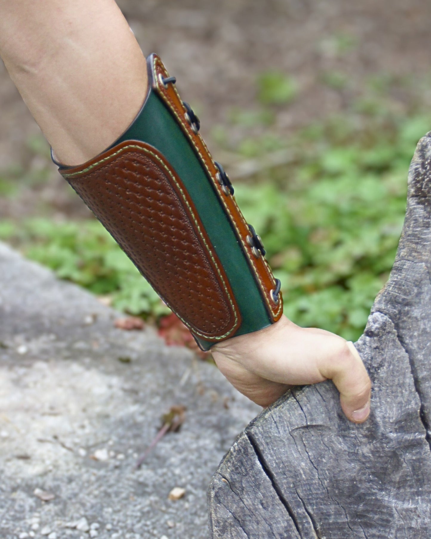 Handgefertigter Leder-Armschutz Korbflechtmuster – verstellbar & ergonomisch