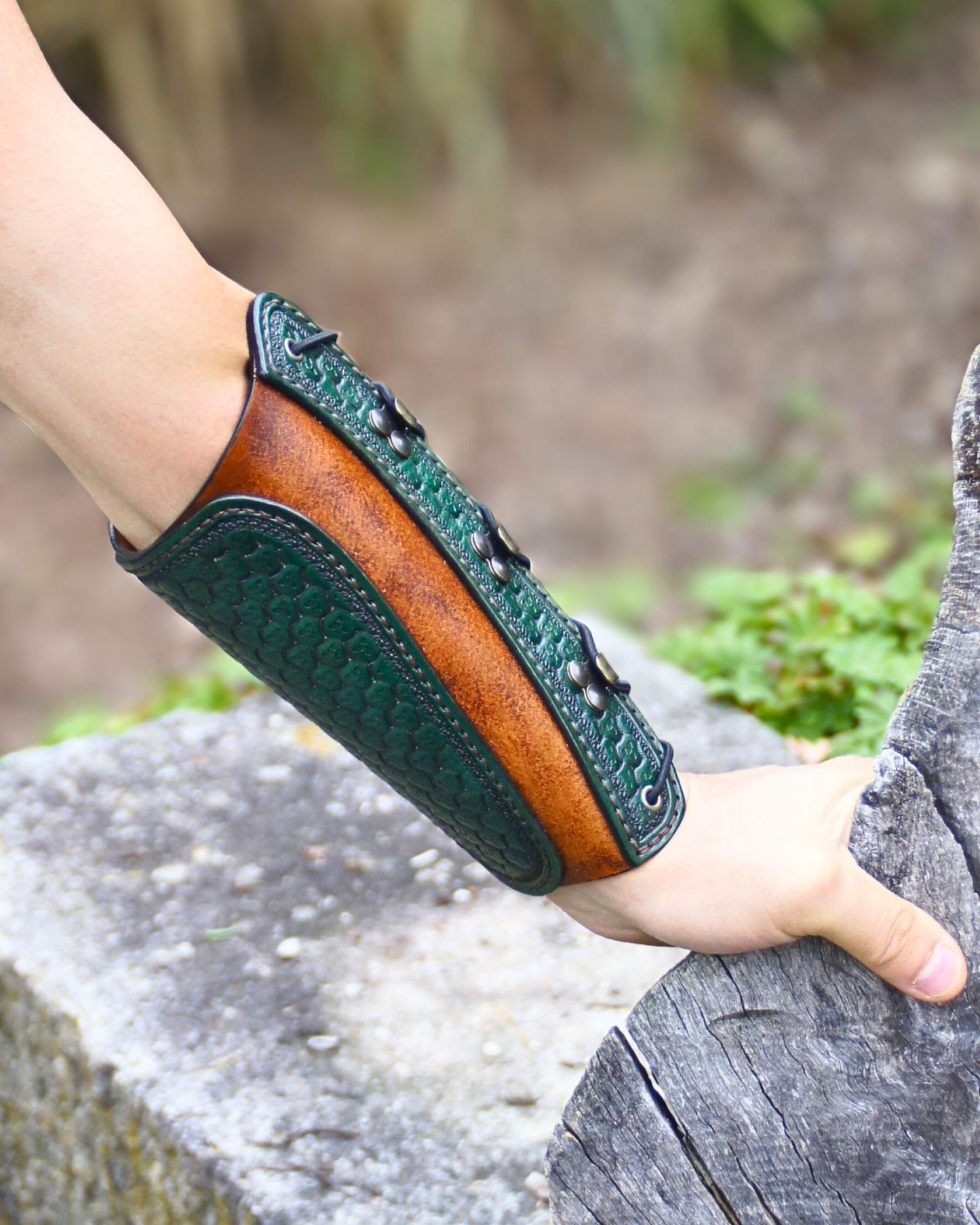 Handgefertigter Leder-Armschutz mit keltischen Knoten – verstellbar & ergonomisch