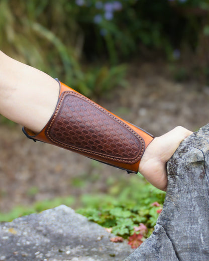Handgefertigter Leder-Armschutz Korbflechtmuster – verstellbar & ergonomisch