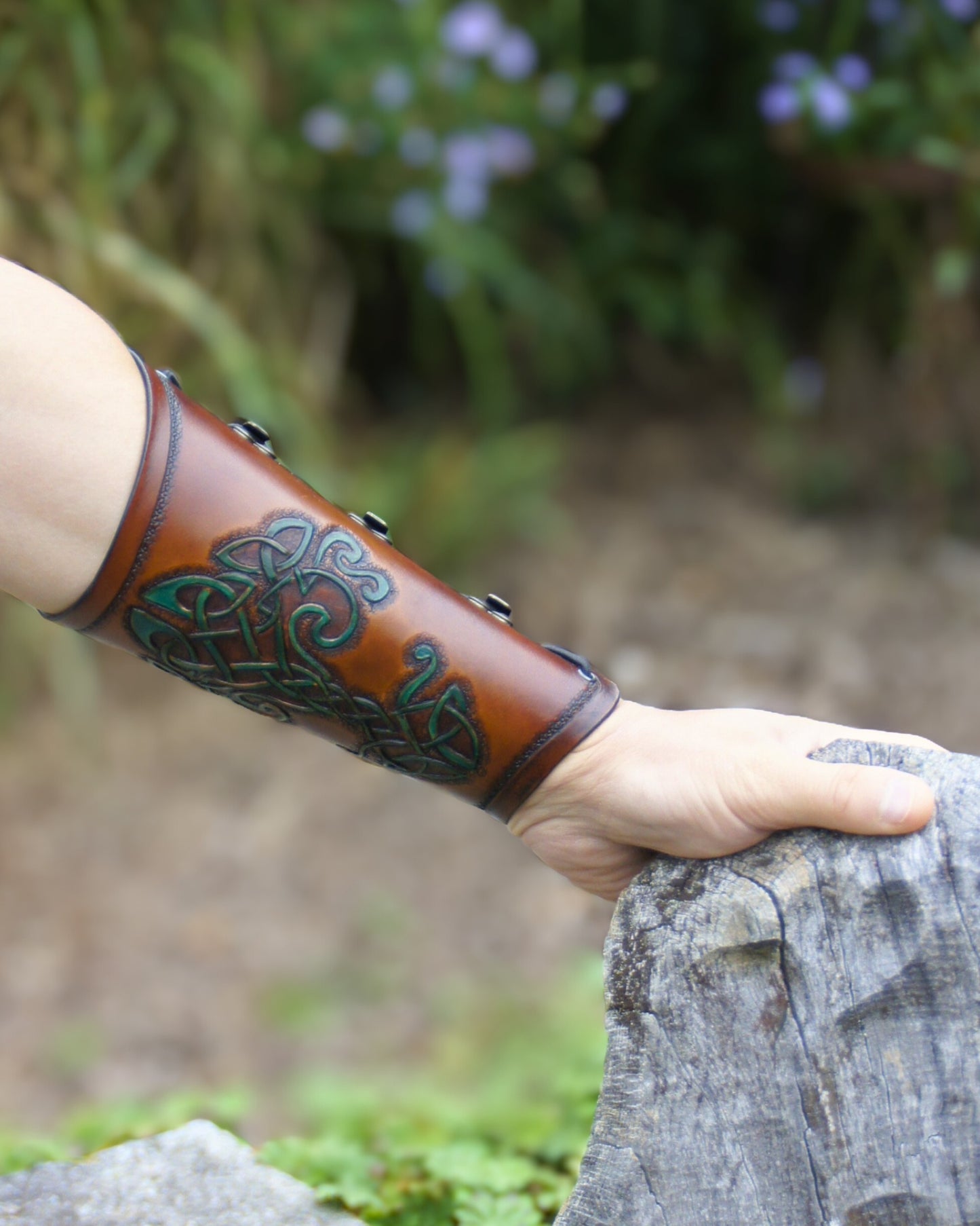 Handgefertigter Leder-Armschutz mit keltischem Baum des Lebens, verstellbar und ergonomisch