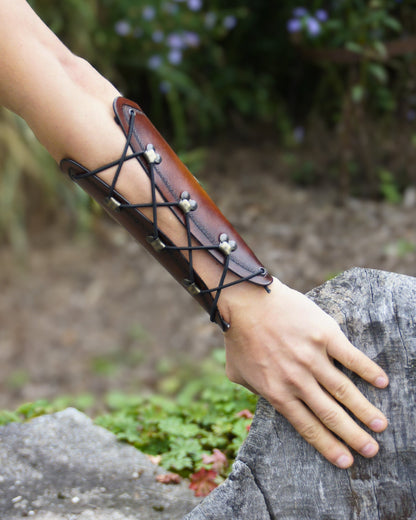 Handgefertigter Leder-Armschutz mit keltischem Baum des Lebens, verstellbar und ergonomisch