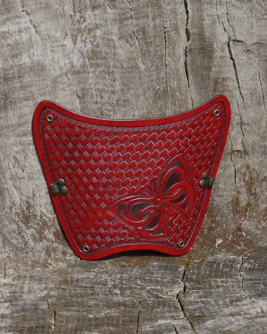 Handgefertigter Leder-Armschutz mit keltischem Schmetterling und Korbflechtmuster