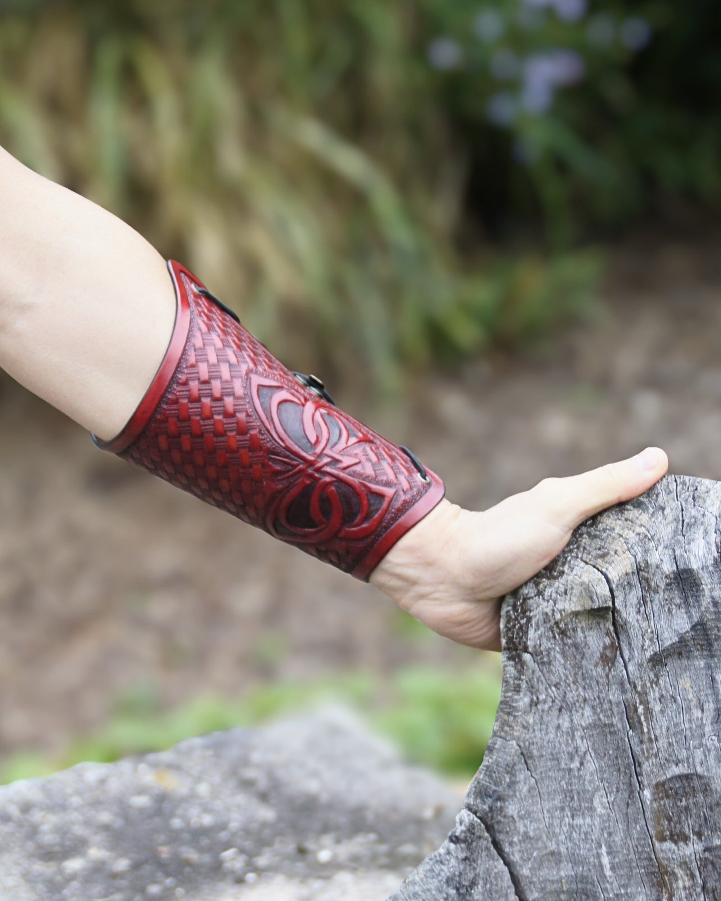 Handgefertigter Leder-Armschutz mit keltischem Schmetterling und Korbflechtmuster