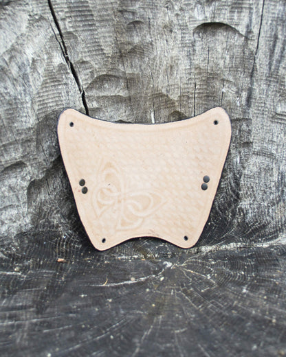 Handgefertigter Leder-Armschutz mit keltischem Schmetterling und Korbflechtmuster