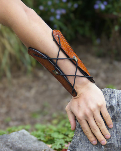 Handgefertigter Leder-Armschutz mit Korbflechtmuster – verstellbar & ergonomisch