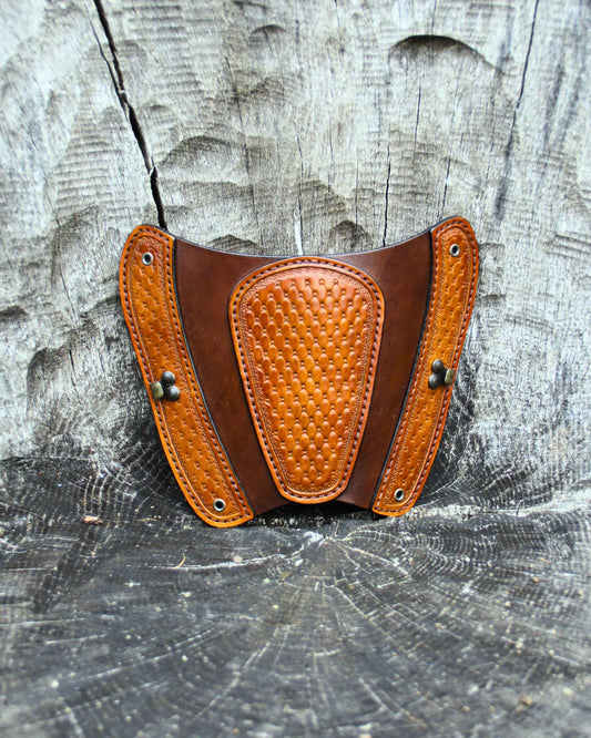 Handgefertigter Leder-Armschutz mit Korbflechtmuster – verstellbar & ergonomisch
