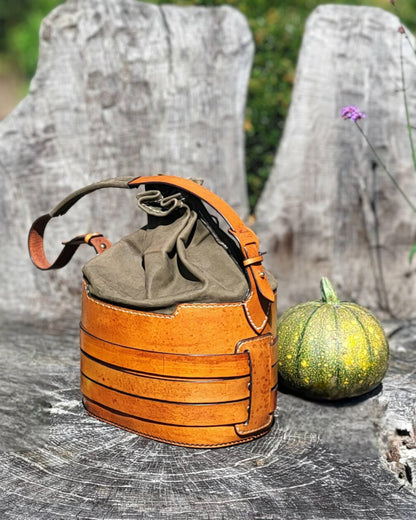 Handgefertigte Bucket Bag aus Glatt- und Veloursleder im Vintage Stil