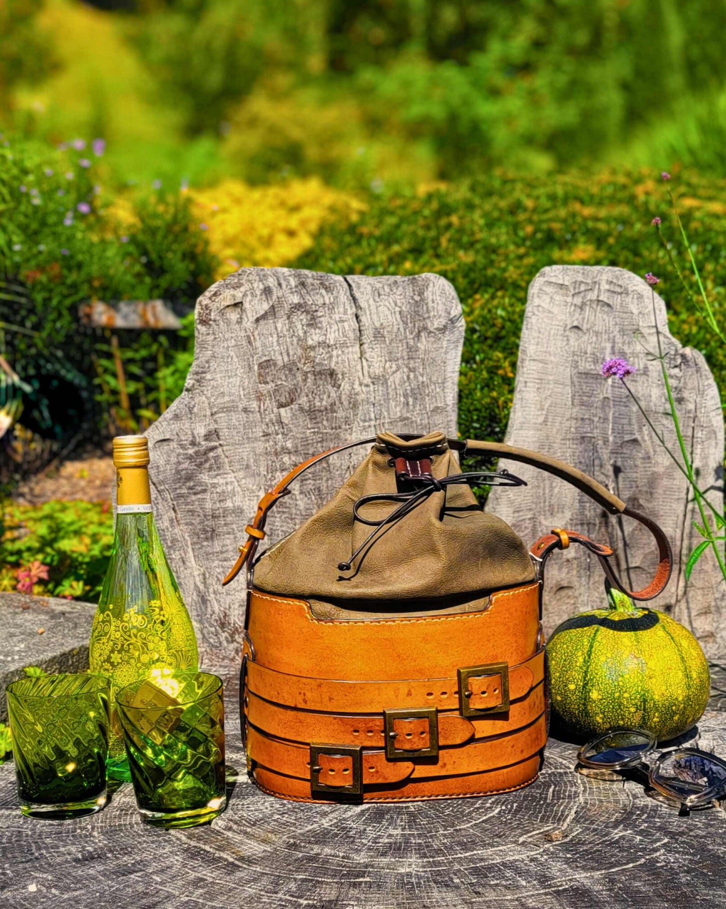 Handgefertigte Bucket Bag aus Glatt- und Veloursleder im Vintage Stil