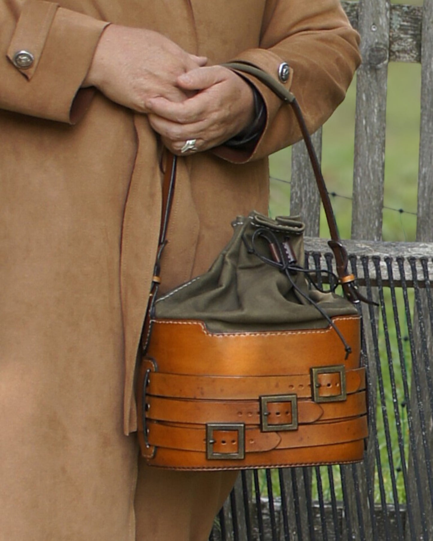 Handgefertigte Bucket Bag aus Glatt- und Veloursleder im Vintage Stil